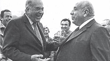 Felipe y Elías Sapag; detrás el entonces intendente Balda y el vicegobernador Forni. Tiempos de hegemonía en el MPN.