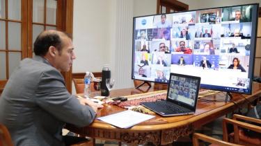 Gutiérrez en reunión con otros gobernadores y el presidente para definir las nuevas medidas de la cuarentena. (Gentileza).-