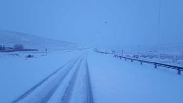 En cercanías de Clemente Onelli, hay unos 7 centímetros de nieve acumulada sobre la ruta nacional 23. (Foto: gentileza)