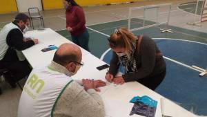 Continúa el operativo de entrega de tarjetas Alimentar en Regina