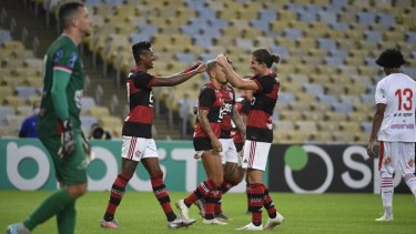 Flamengo se despachó con una goleada en el regreso del fútbol a Rio de Janeiro.