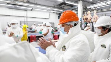 El presidente Alberto Fernández visitó un frigorífico en Santa Rosa. (Diario La Arena)