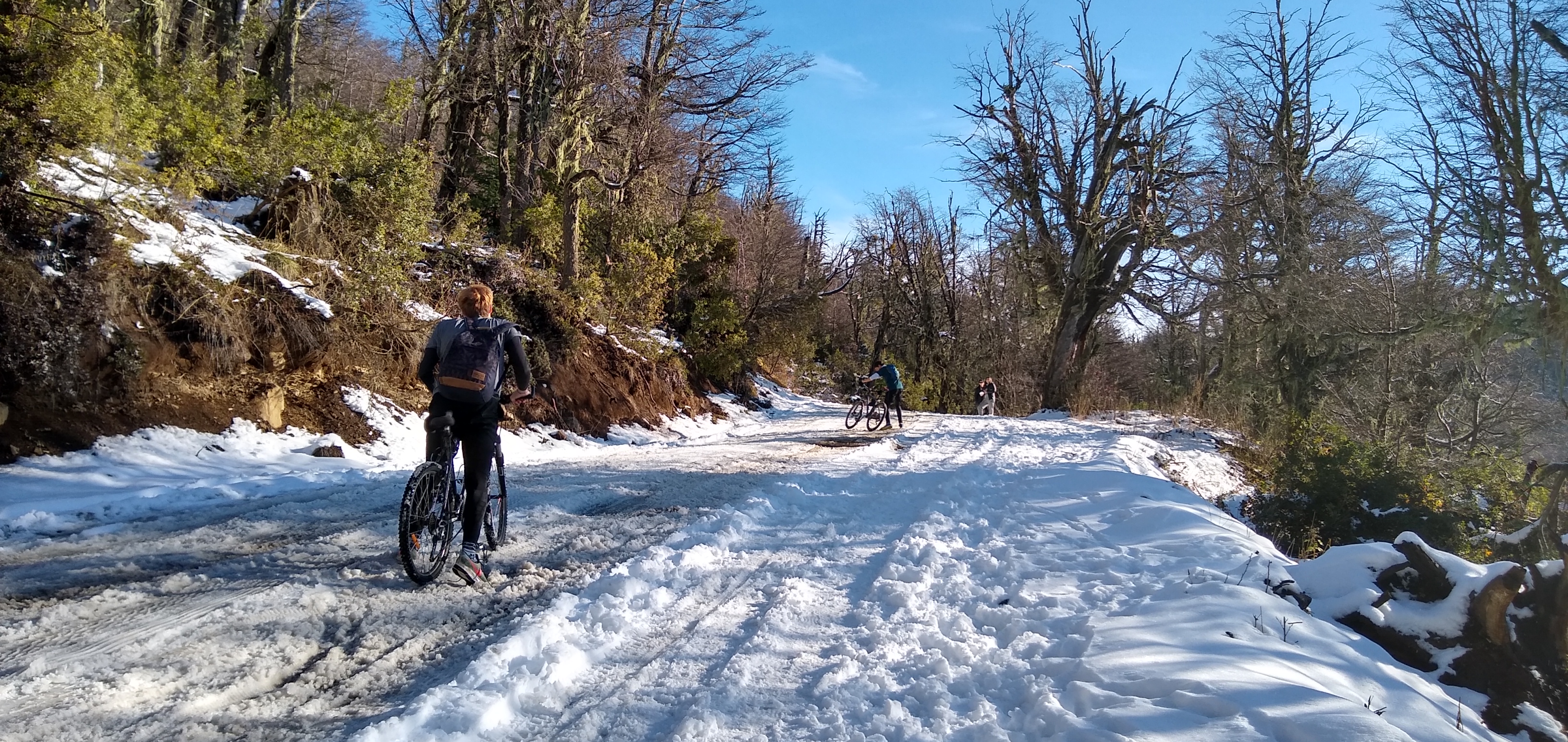 Ciclistas en la nieve, todo un desafío y entrenamiento en el camino de ascenso al cerro Otto.