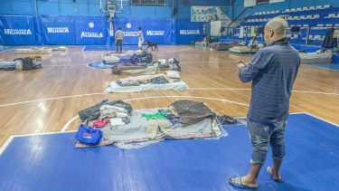 En la cancha de básquet del Celeste se ubicaron los colchones en los que cada noche duermen 30 personas en situación de calle. (Foto: Facebook "No seas pavote ONG")