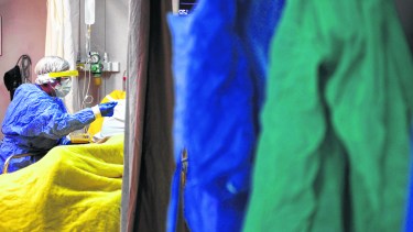 El esfuerzo extra que realizan los médicos en tiempos de pandemia es compensado en el acuerdo. Foto: Alfredo Leiva.