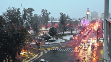 Roca tuvo ayer una hermosa -infrecuente- postal blanca. Foto: Gonzalo Maldonado