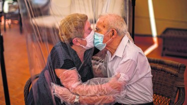 Agustina Cañamero y su marido Pascual Pérez: el beso del encuentro. 