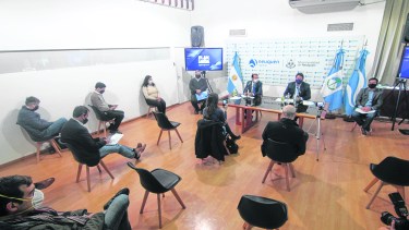 Fue la primera conferencia de prensa de la que participó el gobernador desde el inicio de la pandemia. El jefe comunal había ralizado encuentros virtuales. (Oscar Livera).-