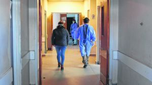 Una mujer con coronavirus se escapó del hospital de Roca con sus hijos