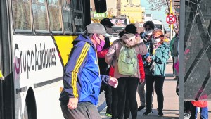 No respetan la distancia social en colectivos de Neuquén y nadie se hace cargo