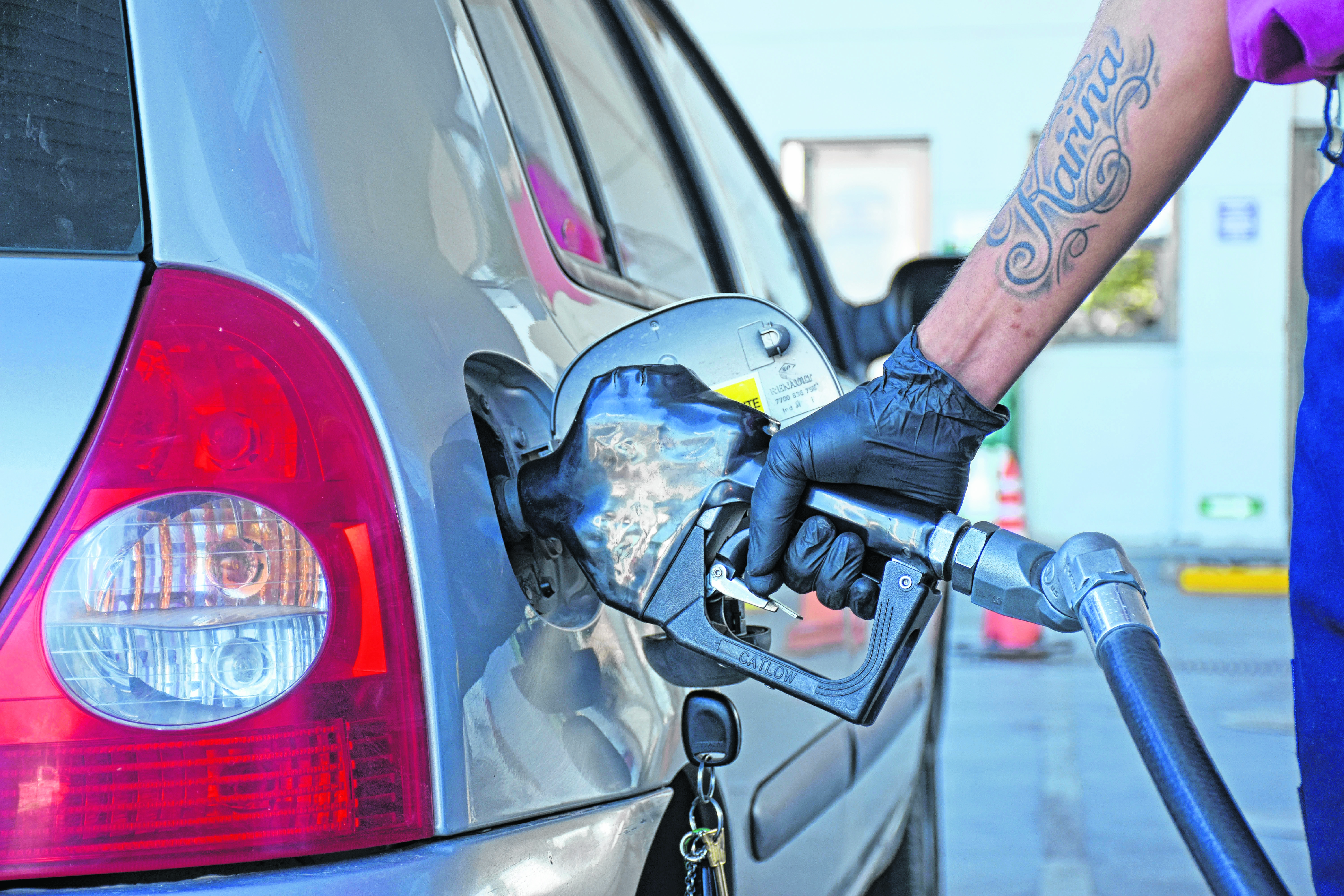 Por el congelamiento, las refinerías importan combustibles a pérdida desde hace meses.