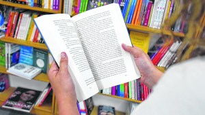 Con un despliegue artístico, escritoras de la región presentan sus novelas en Roca