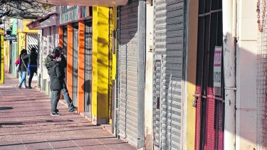 Los comercios de Godoy y Belgrano se mantienen a duras penas o deben bajar las persianas a la espera de un nuevo inquilino.    (Yamil Regules).-