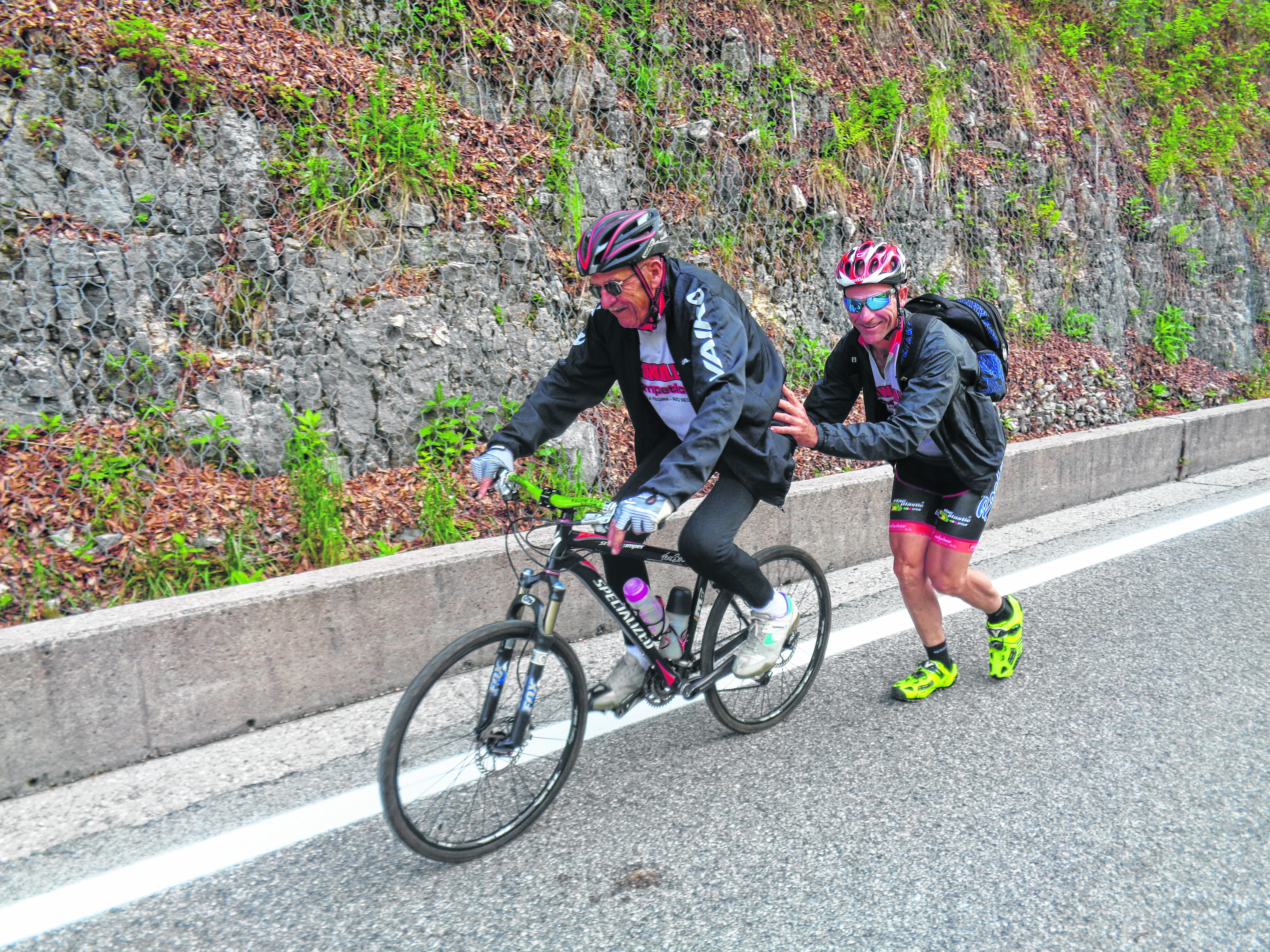 Roberto y Julio César Schwallier bromeando en la edición 100 del Giro de Italia, que acompañaron en bici en Los Alpes, otra aventura de un inolvidable viaje. Foto: Julio César Schwallier