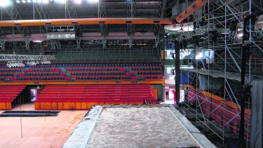 En 2013 en el estadio Ruca Che se montaba todo para una función de "Holiday on ice", hoy es el principal centro de vacunación contra el coronavirus. 