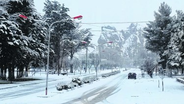 Piedra del Águila. El bulevar con varios centímetros de nieve. Foto Gentileza