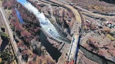 El puente sobre el río Malleo, a unos 21 kilómetros de Junín de los Andes, que ya alcanzó un avance superior al 70%.