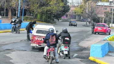 En el puente de calle Maipú se controló documentación personal y vehicular. 