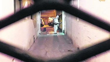 La desinfección del Municipio, ayer temprano, luego de la presencia del hijo del hombre fallecido. 