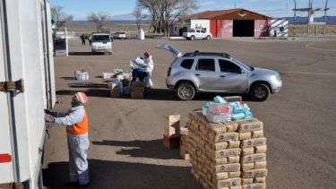 Este jueves, sin nieve, pero con mucho frío, los proveedores comenzaron a utilizar el aeroclub para la descarga de mercadería. (Foto: José Mellado)
