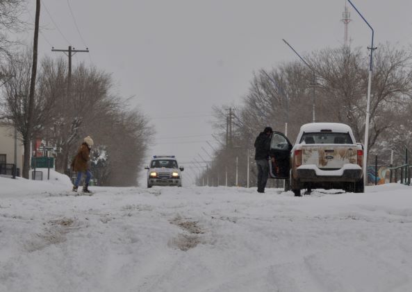 Por la nieve y el cordón sanitario, la circulación de personas en la vía pública en mínima. (Foto: José Mellado)