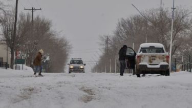 Por la nieve y el cordón sanitario, la circulación de personas en la vía pública en mínima. (Foto: José Mellado)