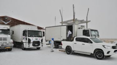 Debido al cordón sanitario, el aeropuerto de Jacobacci es el lugar que concentra la mercadería que ingresa a la ciudad. (Foto: José Mellado)