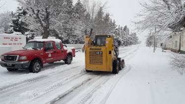 En Ramos Mexía, el municipio realizó el despeje de la nieve en las calles. (Foto: Gentileza)