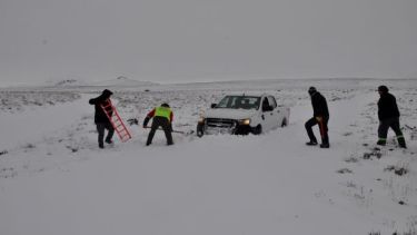 Las encajadas son inevitables en las salidas al campo con nieve. (Foto: José Mellado)