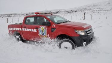 El trabajo de Bomberos Voluntarios y de Defensa Civil, junto al municipio de Jacobacci es muy importante. (Foto: José Mellado)