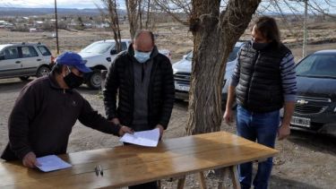 Florentino Quinchafil, referente del barrio Cerro de la Cruz entrega una nota de agradecimiento al intendente Carlos Toro y al presidente de la empresa Agrovial Sur, Pablo Gareis. (Foto: José Mellado)