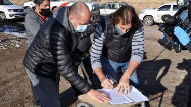 El intendente Carlos Toro y el presidente de la empresa Agrovial Sur, Pablo Gareis, firman el contrato de obra para la red de gas del barrio El Faldeo. (Foto: José Mellado).