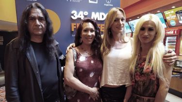 José Celestino Campusano y las protagonistas de su filme.