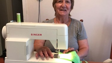 En el grupo hay mujeres que cortan tela, otras que cosen y otras que contienen ante este difícil momento. (Foto: Gentileza).