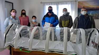 Dos cápsulas de aislación para traslado de pacientes con COVID fue la ultima donación que recibió el hospital. (Foto: Gentileza).