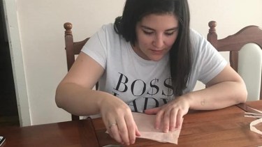 La confección de tapa bocas fue una de las primeras actividades. (Foto: Gentileza).