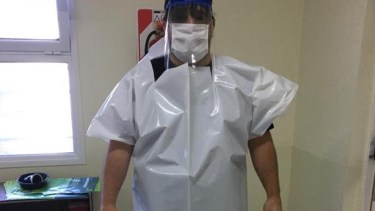 El Rotary Club de Bahía Blanca donó "silo bolsa" para confeccionar batas para el personal hospitalario. (Foto: Gentileza).