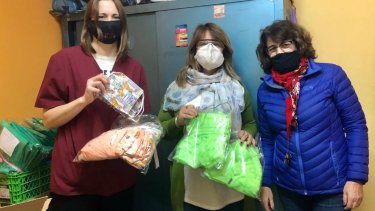 La directora del hospital de Jacobacci, Alejandra Lépori, recibe una donación de barbijos. La entrega la hicieron Iris Sosa y Vilma Miguel. (Foto: Gentileza)