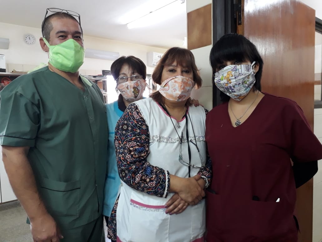 Personal del Laboratorio del hospital luce algunos de los tapa bocas confeccionados por la Mujeres Solidarias. (Foto: Gentileza)