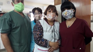 Personal del Laboratorio del hospital luce algunos de los tapa bocas confeccionados por la Mujeres Solidarias. (Foto: Gentileza)