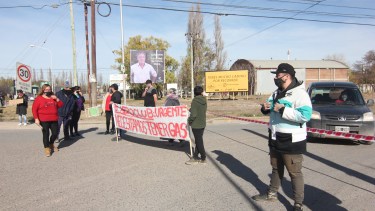 Vecinas de la toma Aeropuerto en el corte de calle(foto Oscar Livera)