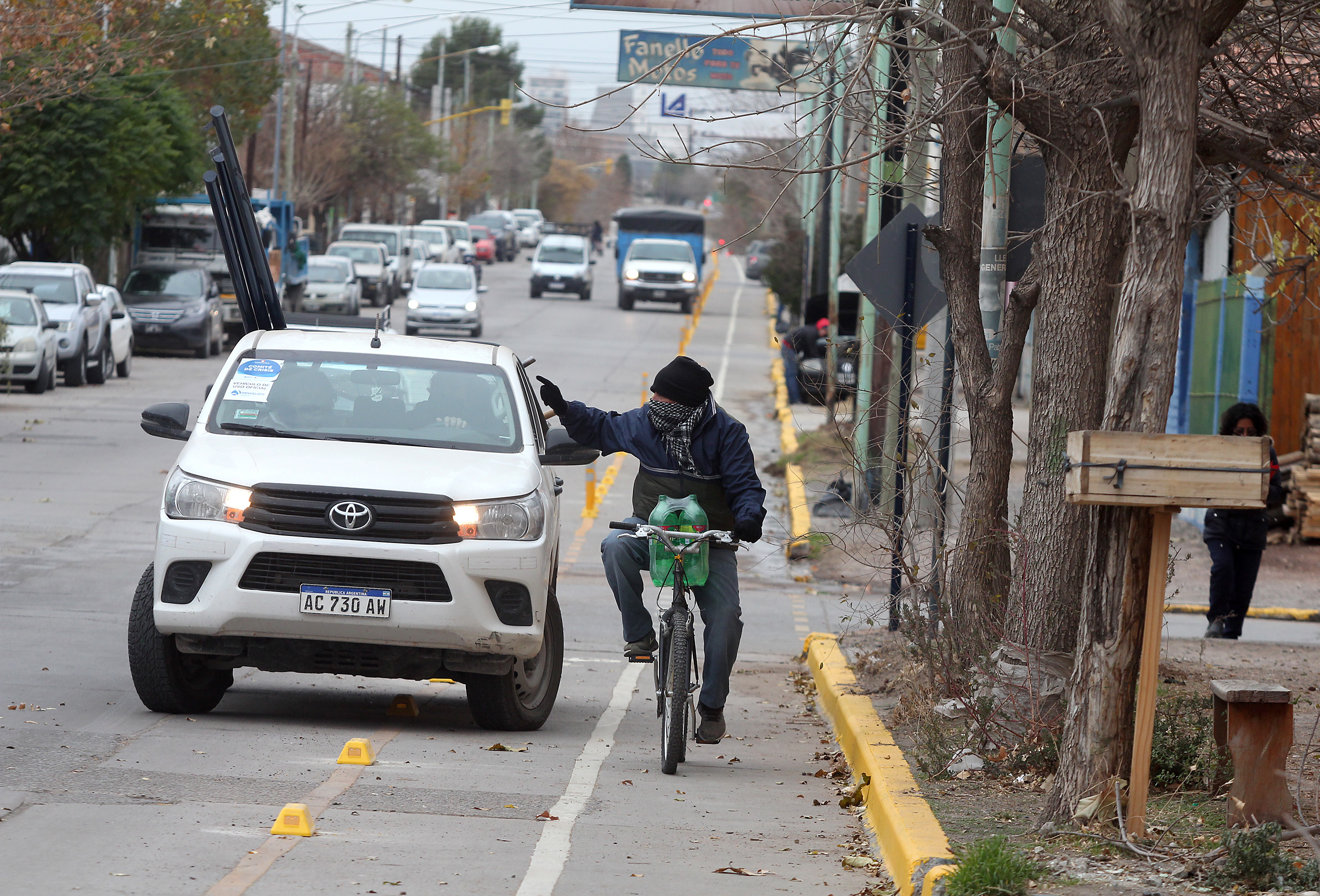Señalizan las bicicalles para evitar estacionamientos e invasiones del carril exclusivo para bicicletas (foto Oscar Livera)