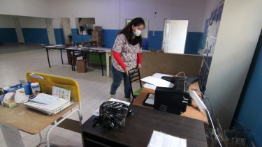 Se llevaron un electrocardiógrafo desde el centro de salud del barrio de Provincias Unidas, en Neuquén. (Foto: Oscar Livera).