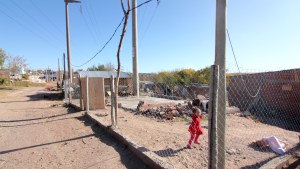 Unas 90 familias viven bajo la linea de alta tensión en Neuquén