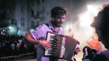 Imagen de Pablo Coronel persigue la cumbia con la cámara y el acordeón