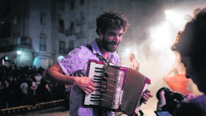 Pablo Coronel persigue la cumbia con la cámara y el acordeón