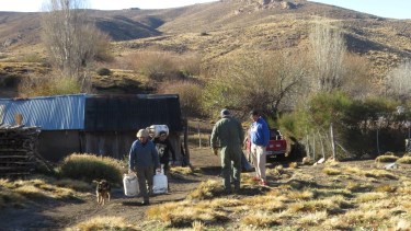 El municipio de Pilcaniyeu realizó varias entregas de gas y leña en la zona rural en las últimas semanas. (Foto: gentileza).