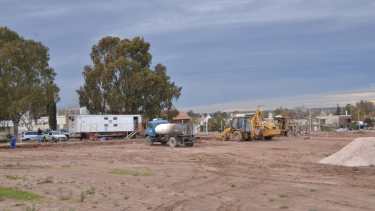 El predio donde estuvo la U9 otra vez vuelve a tener máquinas que trabajan para abrir calles. Foto Yamil Regules