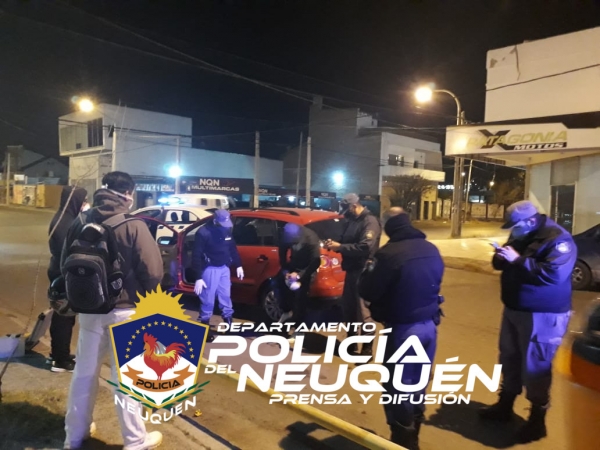 Abordo de un Volkswagen Suran rojo, un hombre y una mujer le tiraron gas pimienta a un conductor y le robaron el auto, en Neuquén. (Foto: Gentileza).