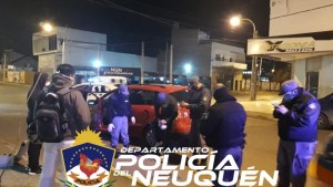 Le tiraron gas pimienta para robarle el auto en Neuquén